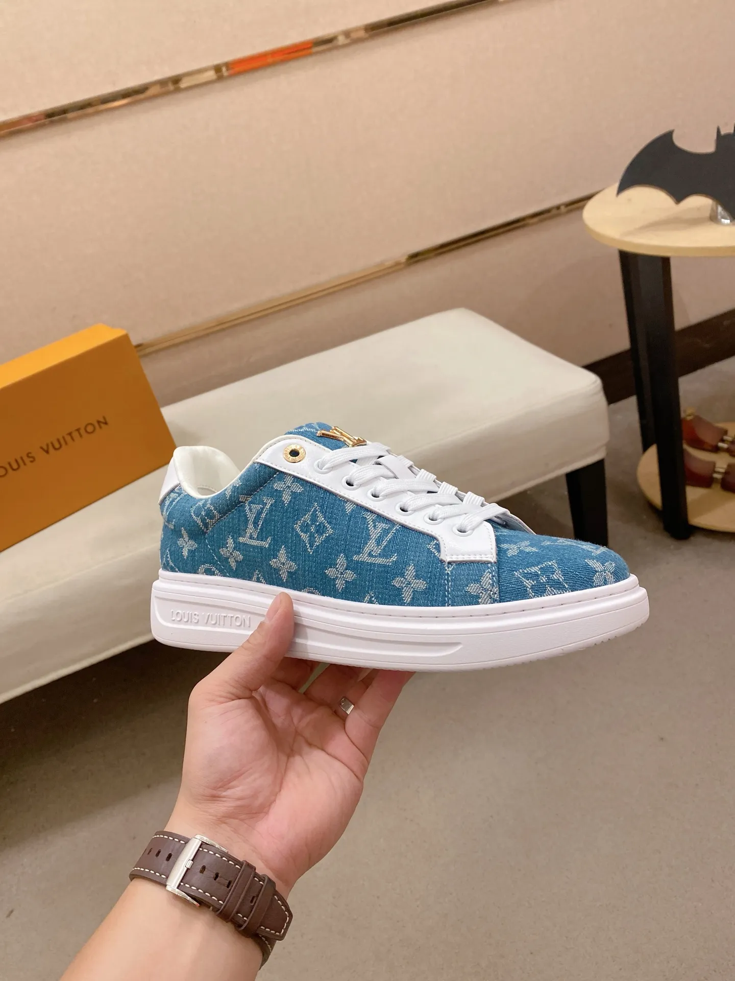 Men's shoes 💰: 400💰🎉🎉LV~Louis Vuitton trendy men's shoes New shipments Latest matching The same style as the official website Super high quality Hot sales of the season [strong] [strong] [strong] Selected first-layer cowhide, comfortable cowhide lining, original last, comfortable on the foot, wear-resistant rubber outsole Size number: 38-44.
